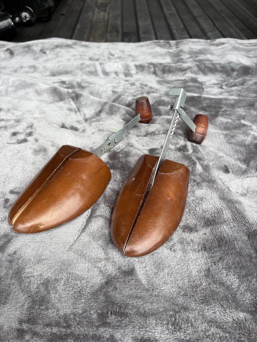 Shoe stretchers, adjustable to all sizes