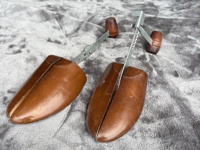 Shoe stretchers, adjustable to all sizes
