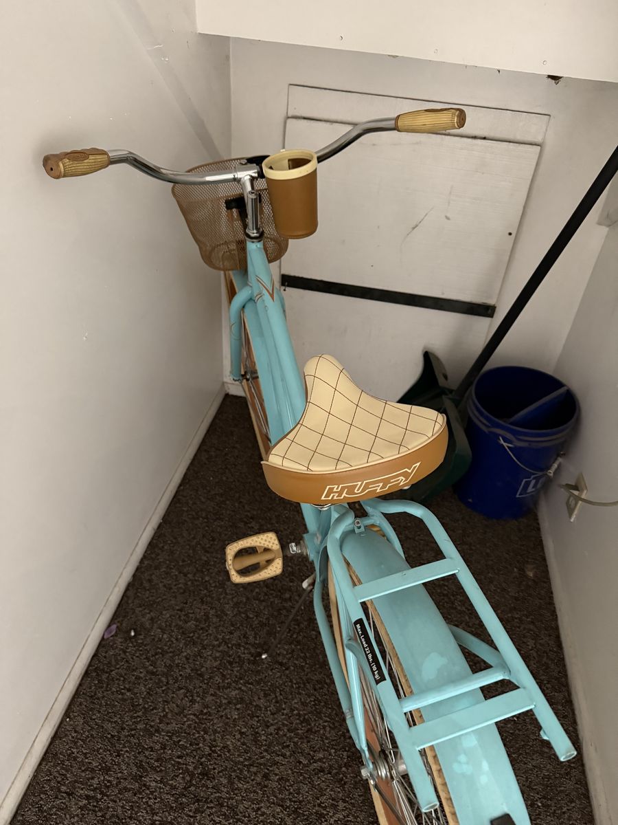 Light Blue Huffy Nel Lusso 26-Inch Women’s Cruiser Bike - Great Condition