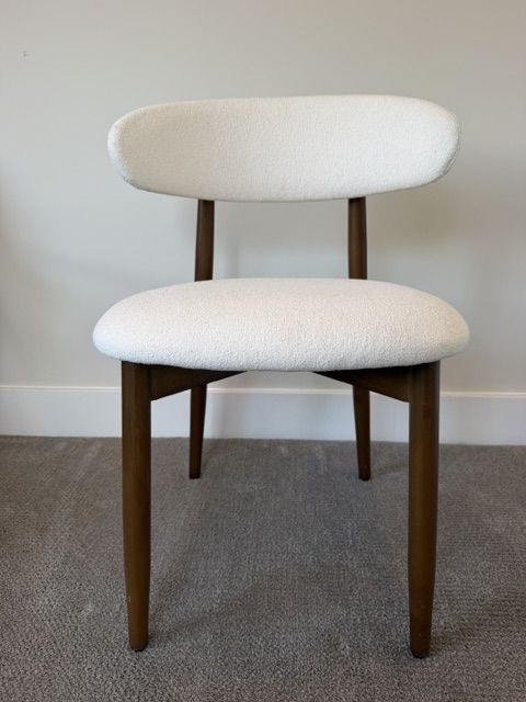 Beautiful Like new Creme/White Mid century Modern Chair