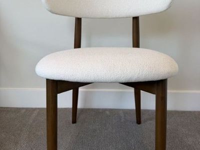 Beautiful Like new Creme/White Mid century Modern Chair