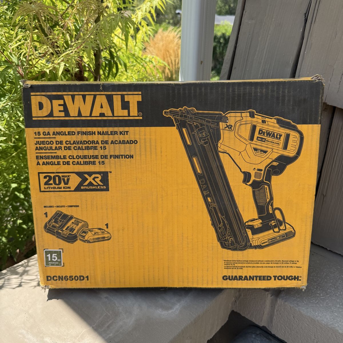 DEWALT 20V MAX XR 15 GA Angled Finish Nailer Kit with Battery & Charger