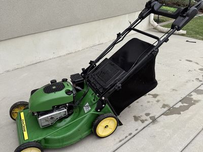 John Deere JS35 MowMentum Self-Propelled Walk-Behind Gas Lawn Mower with Bagger