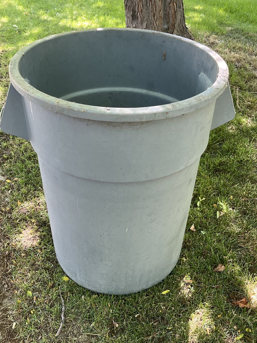 55 gallon Large Gray Plastic Shop or Outdoor Trash Can / Storage Bin with Handles