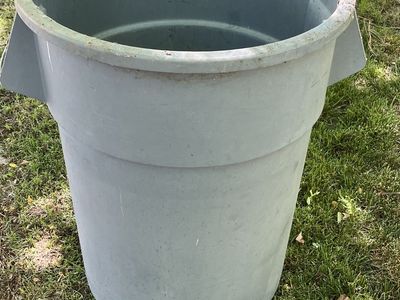 55 gallon Large Gray Plastic Shop or Outdoor Trash Can / Storage Bin with Handles