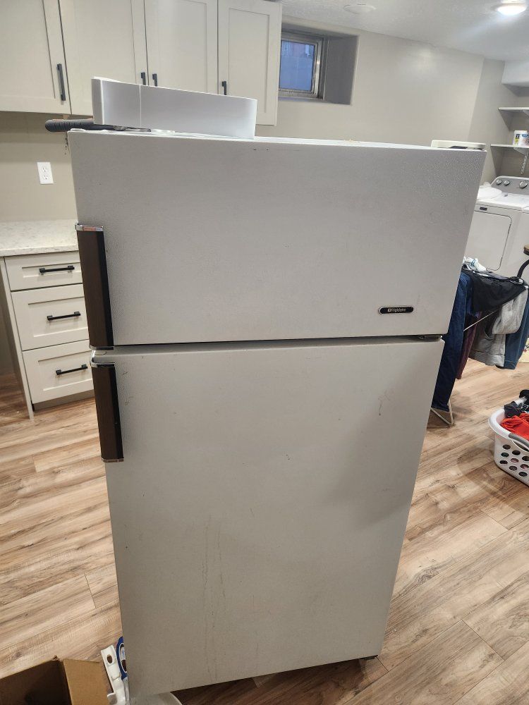 Frigidaire Top Freezer Refrigerator White Used