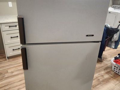 Frigidaire Top Freezer Refrigerator White Used
