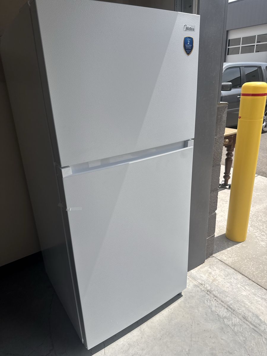 New Open Box Midea 20.5 cu. ft. Garage Ready Top-Mount Refrigerator