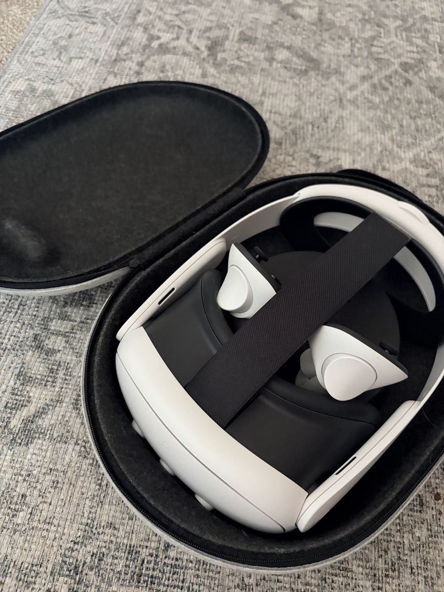 Quest 3 w/travel case
