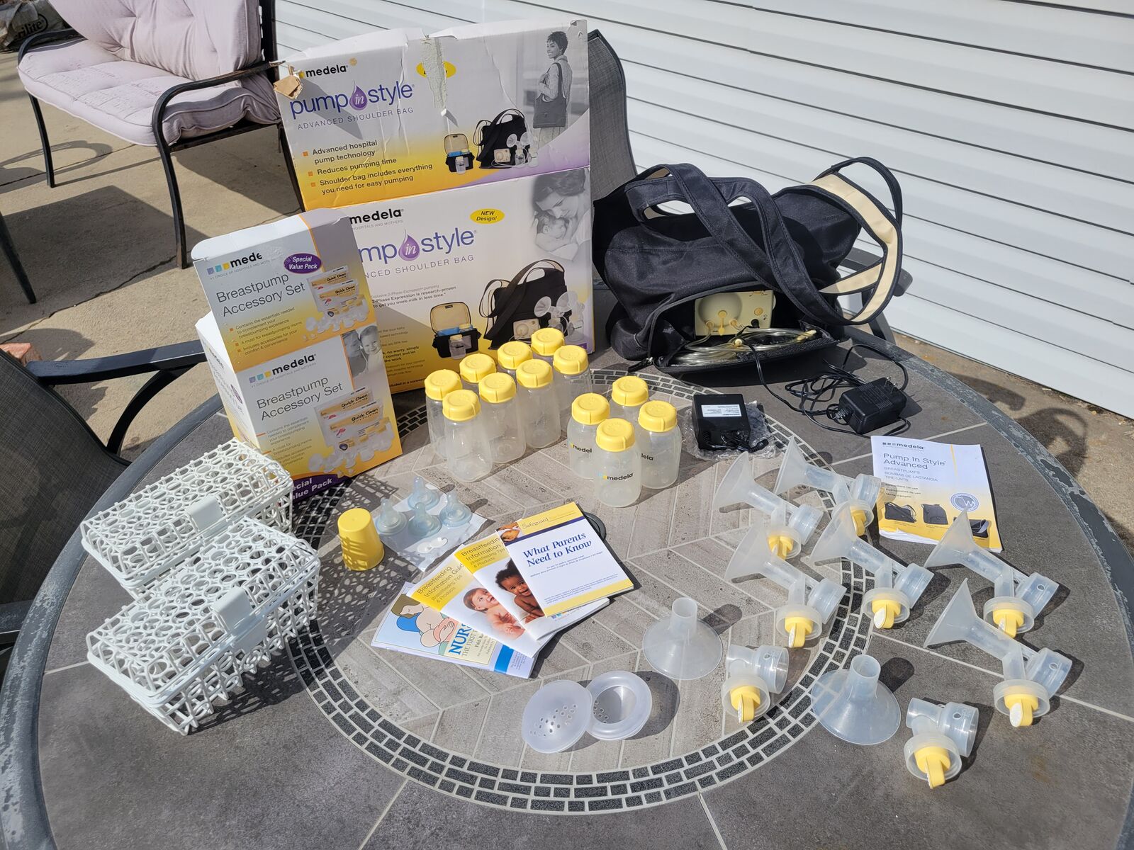 Medela Breast pump, shoulder bag, breastshields, nipples, breast shells caps + Accessories