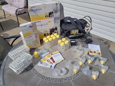 Medela Breast pump, shoulder bag, breastshields, nipples, breast shells caps + Accessories