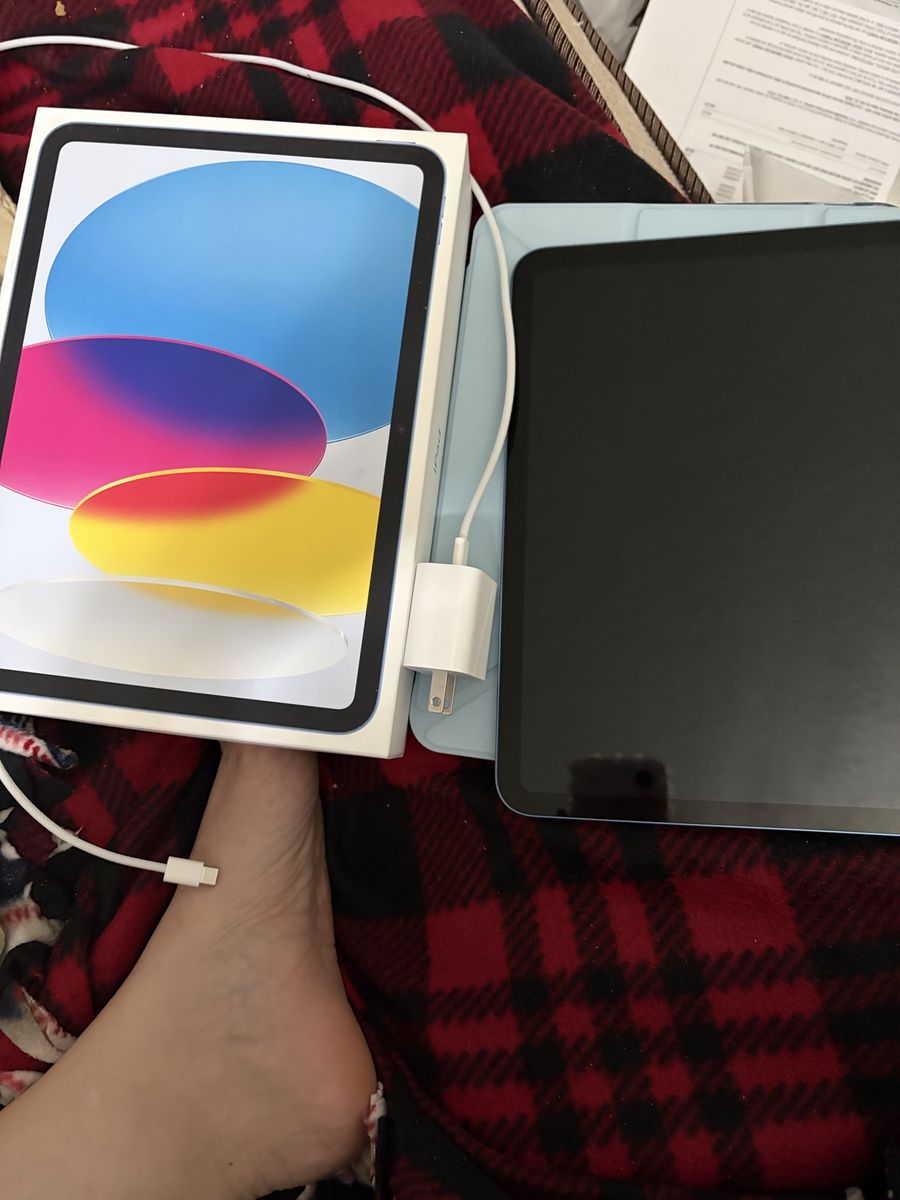 iPad a16 blue with sparkly blue case