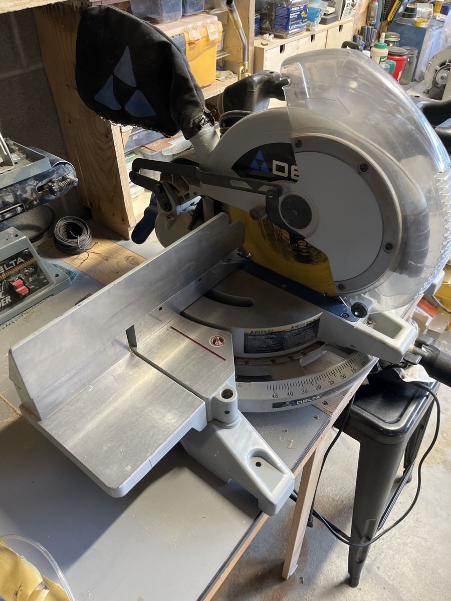Delta 36-255L TwinLaser miter saw