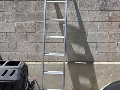 Aluminum extension ladder - 9-16 ft