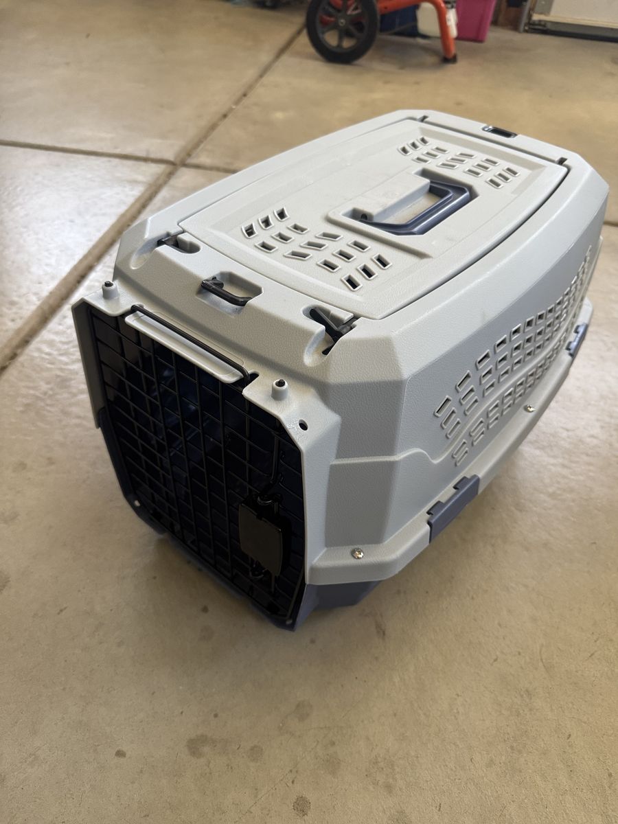 Dog - pet carrier crate