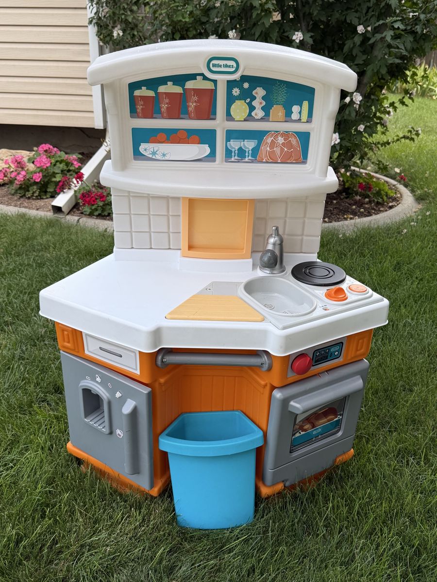 Little Tikes Kids Pretend Play Kitchen with Oven and Fridge