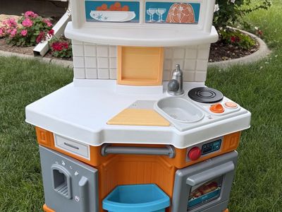 Little Tikes Kids Pretend Play Kitchen with Oven and Fridge