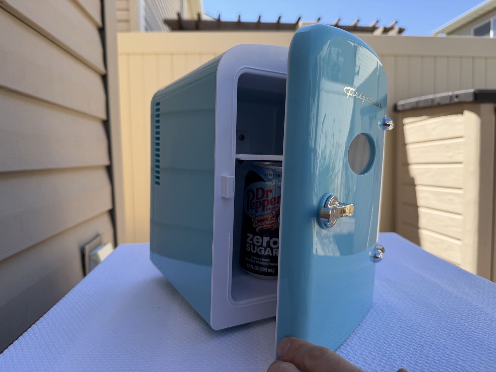 Blue Frigidaire 6-can mini fridge 🥤