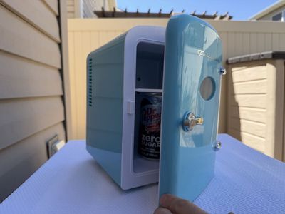 Blue Frigidaire 6-can mini fridge 🥤