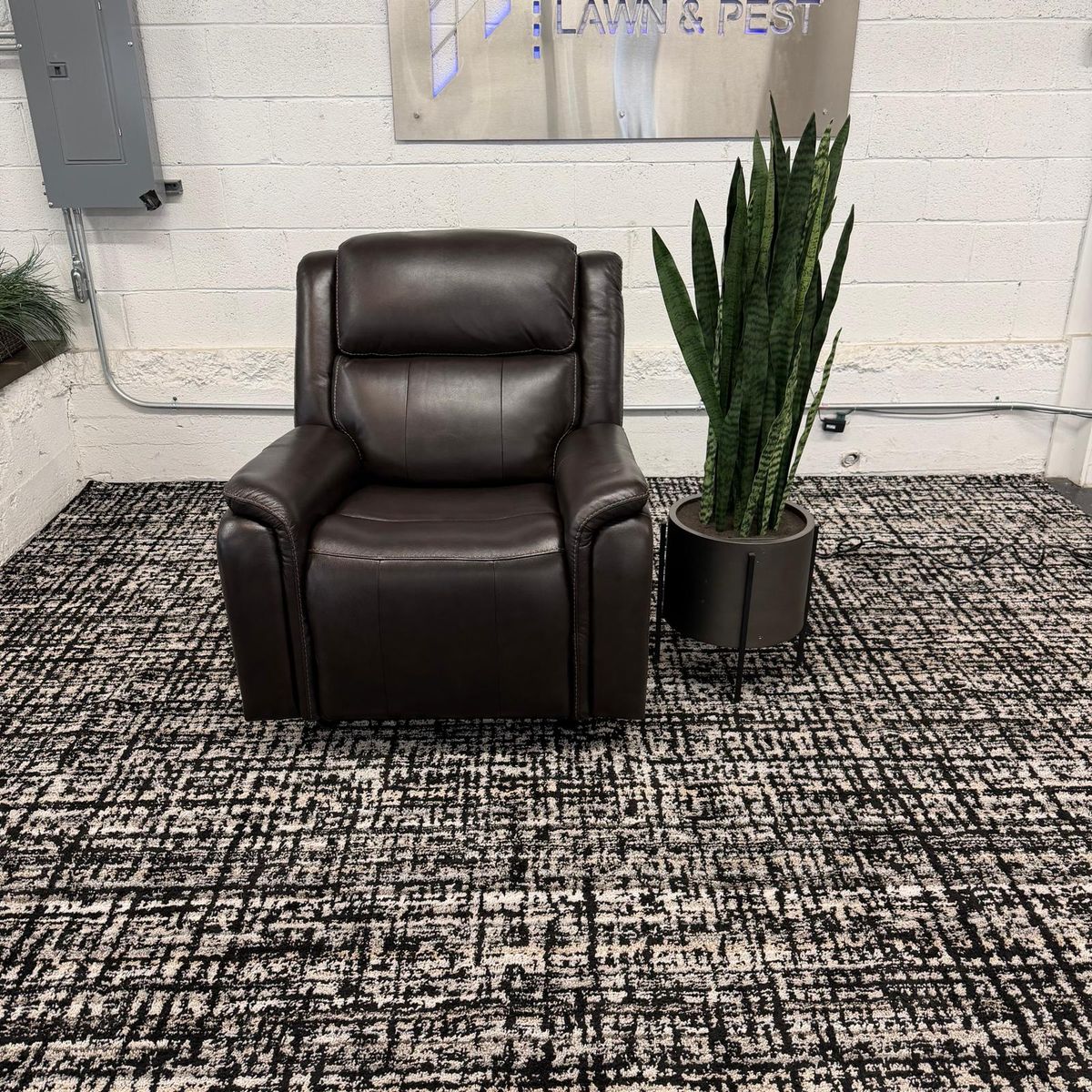 COSTCO BARCALOUNGER BRYSON LEATHER POWER RECLINING ROCKING CHAIR W/ POWER HEADREST!!