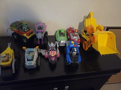 9 Paw Patrol vehicles and pups