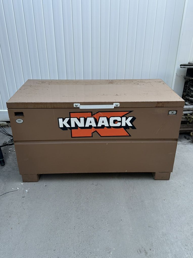 KNAACK TOOL BOX
