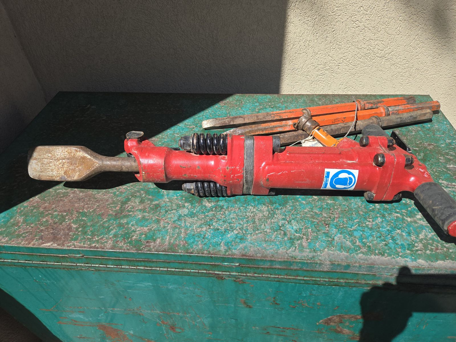 Pneumatic jackhammer with 4 bits.