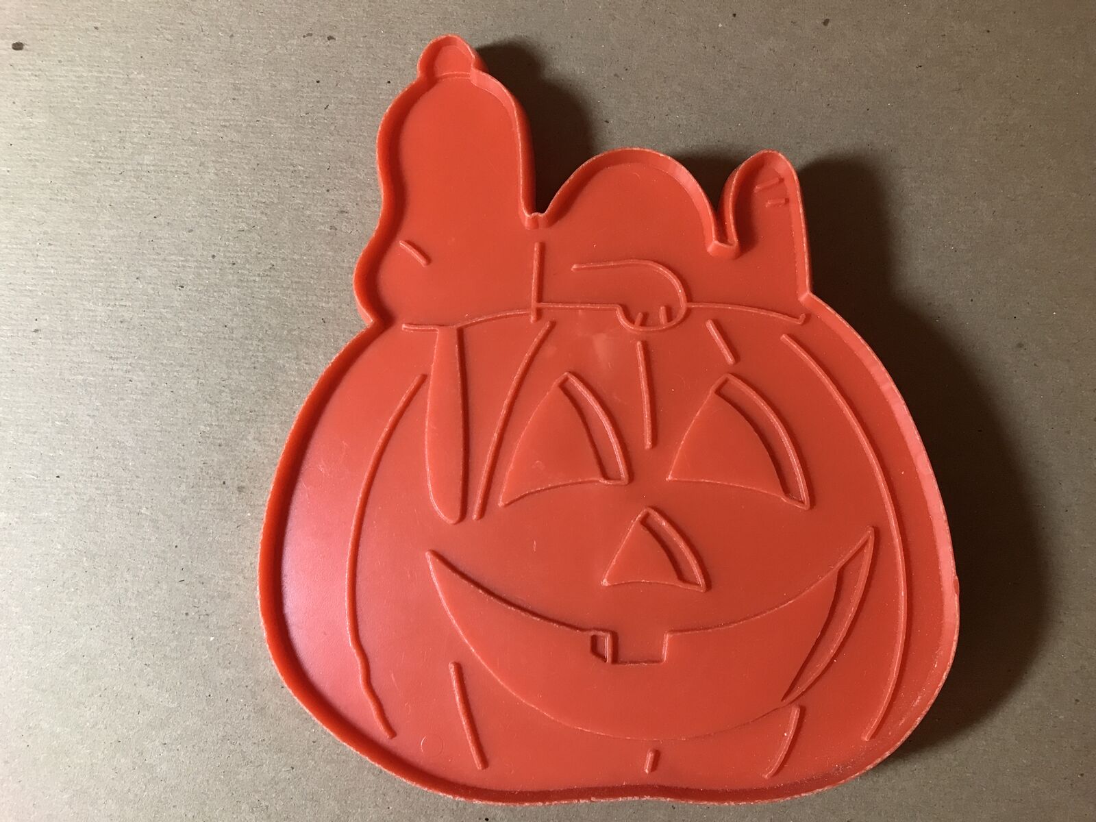 Vtg Cookie Cutter Snoopy Asleep on Jack-O-Lantern Pumpkin Peanuts Syndicate 6.5”