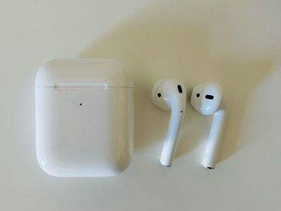 Apple AirPods 2nd Gen with Charging Case - White Wireless Earbuds