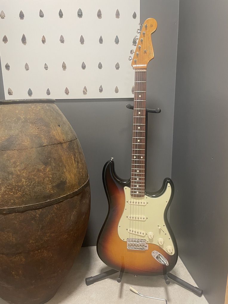 Fender Classic Series 60s Stratocaster MIM Guitar