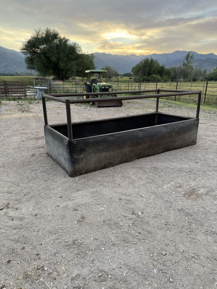 Hay manger feeder