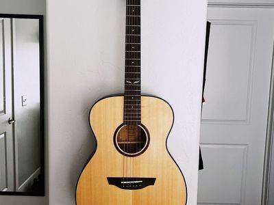 Orangewood Oliver Spruce Acoustic Guitar - Mint Condition + Gig Bag