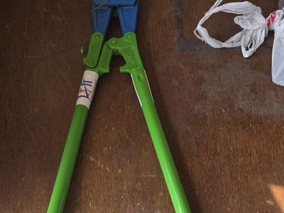 bolt cutter