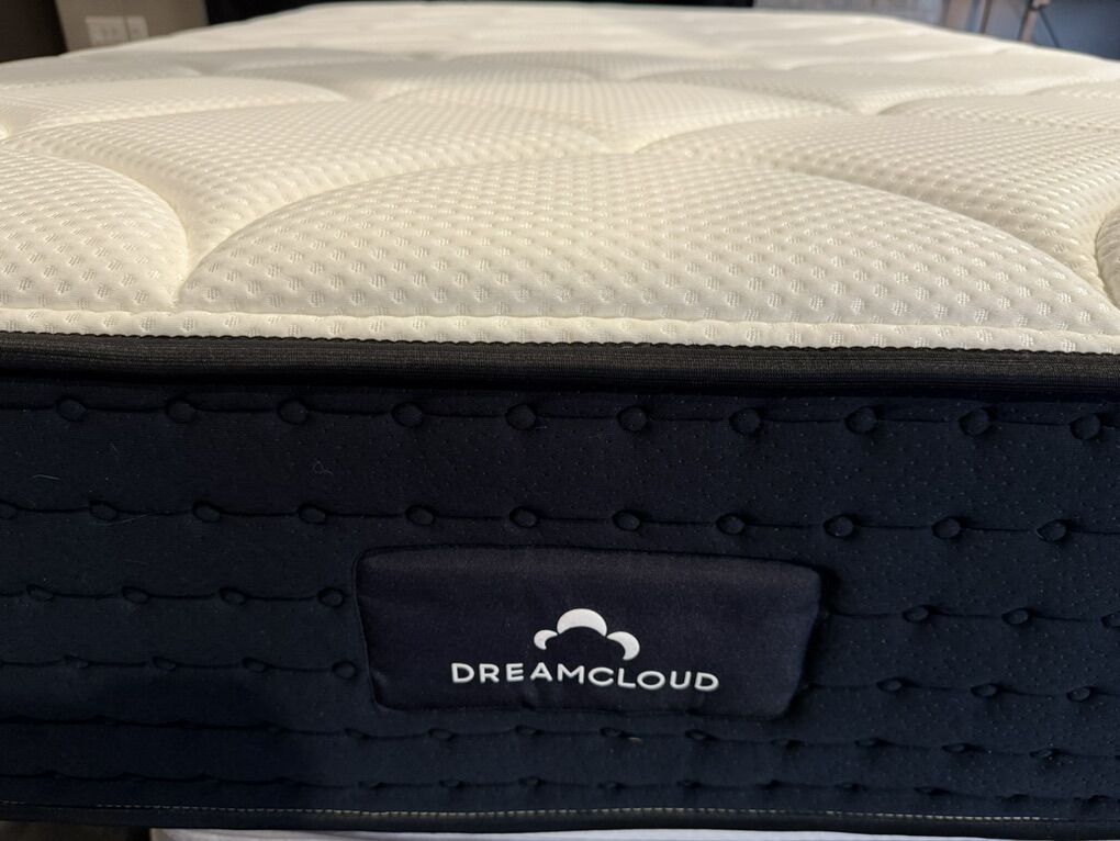 Flawless! Dreamcloud queen mattress! Only $275