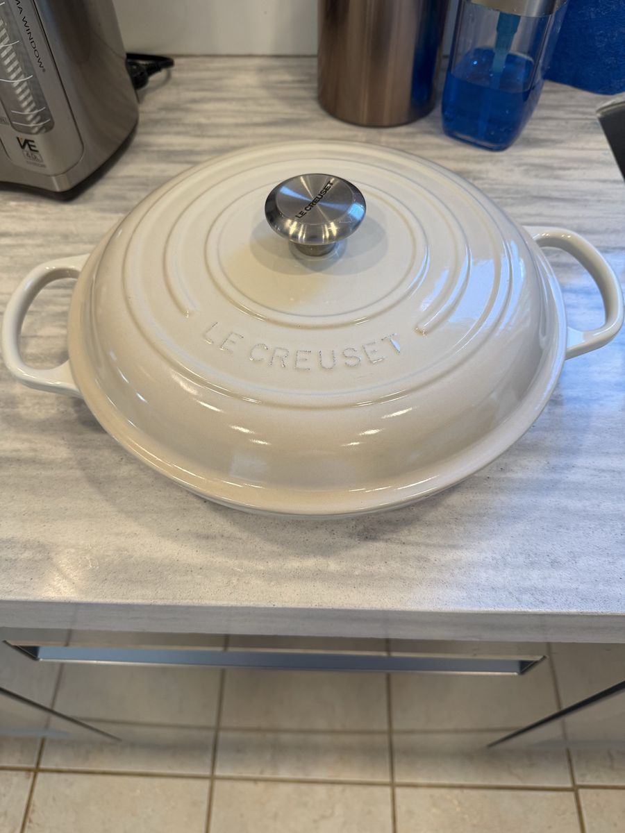 Le Creuset Signature Braiser - Enameled Cast Iron Pan with Lid #30 White (Meringue) 3.5 Qt