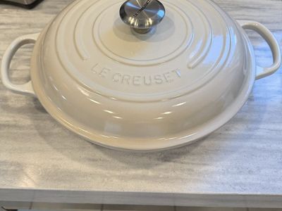Le Creuset Signature Braiser - Enameled Cast Iron Pan with Lid #30 White (Meringue) 3.5 Qt
