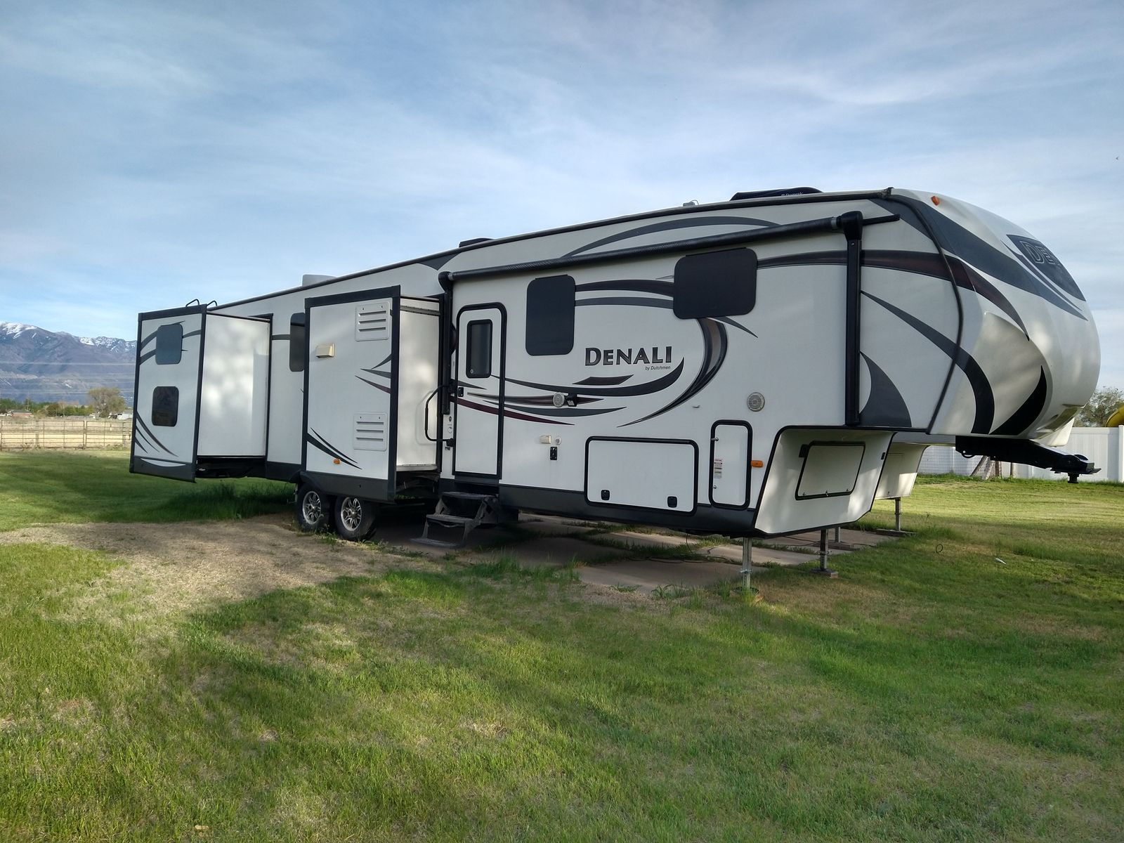 2014 Denali 5th Wheel – Bunkhouse