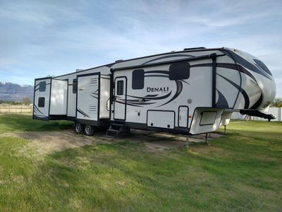 2014 Denali 5th Wheel – Bunkhouse