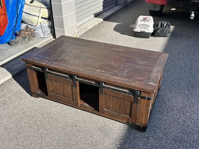 CoffeeTable With Sliding Doors