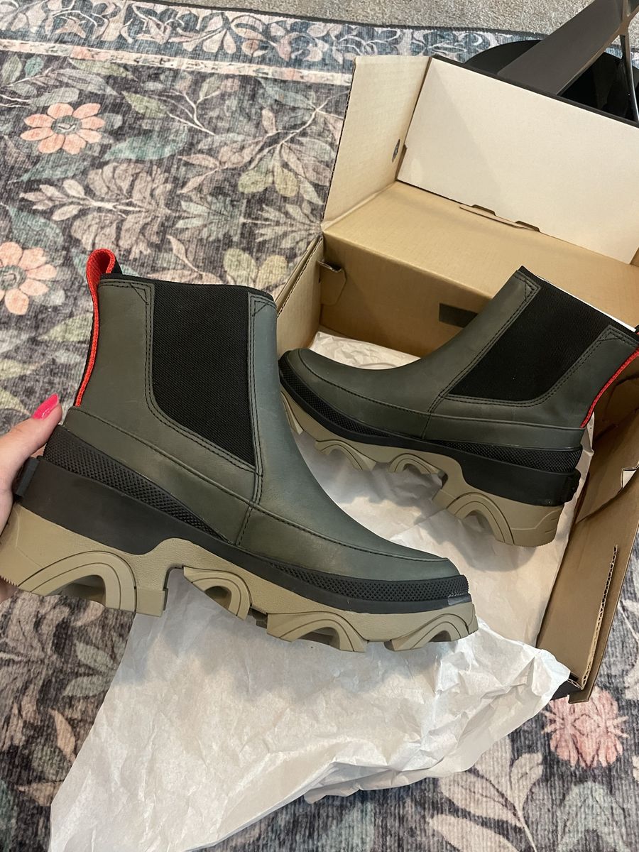 Brand new sorel Chelsea boots size 6