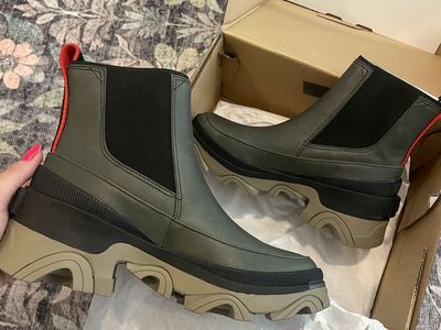 Brand new sorel Chelsea boots size 6