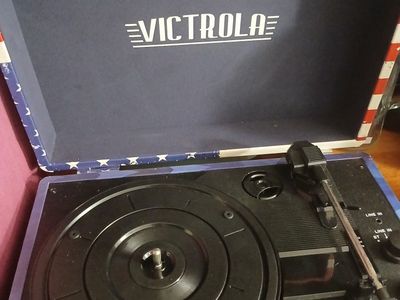 Victrola VSC-550BT Portable Bluetooth Turntable - American Flag Design - Great Condition like new