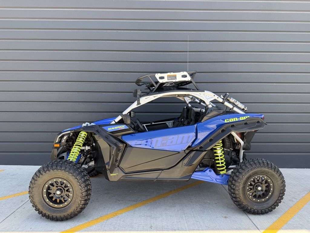 2020 Can-Am® Maverick™ X3 X™ rs Turbo RR Hyper Silver, Intense Blue & Manta Green