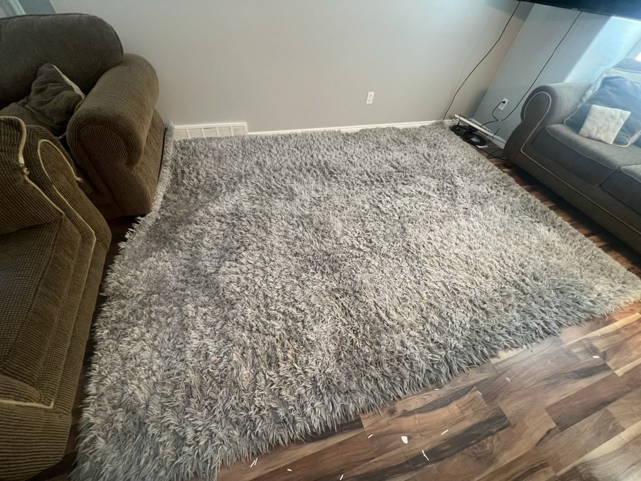 Grey shag rug in good condition