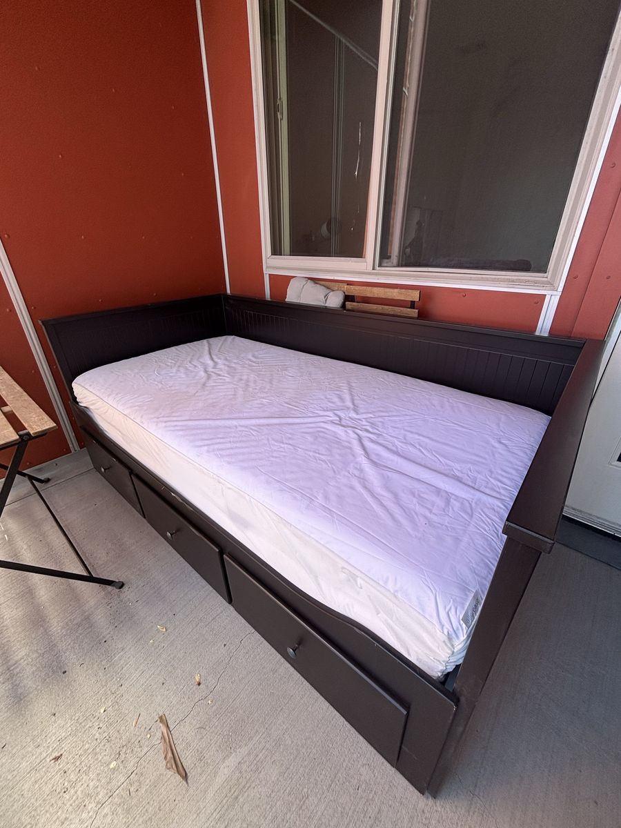 Twin sized daybed, converts to a queen bed.