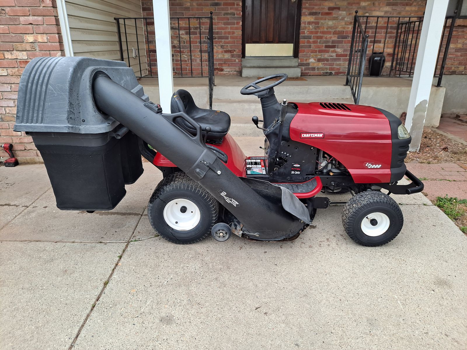 Craftsman LT2000 with full grass catch system, super nice