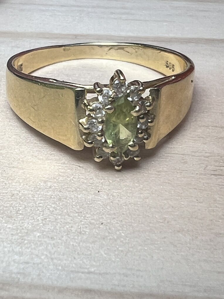 Oval-cut Natural Peridot 14K Gold