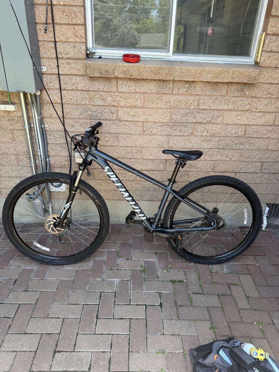 2021 Specialized Rockhopper 29 Medium – Like New – Less Than 20 Miles.