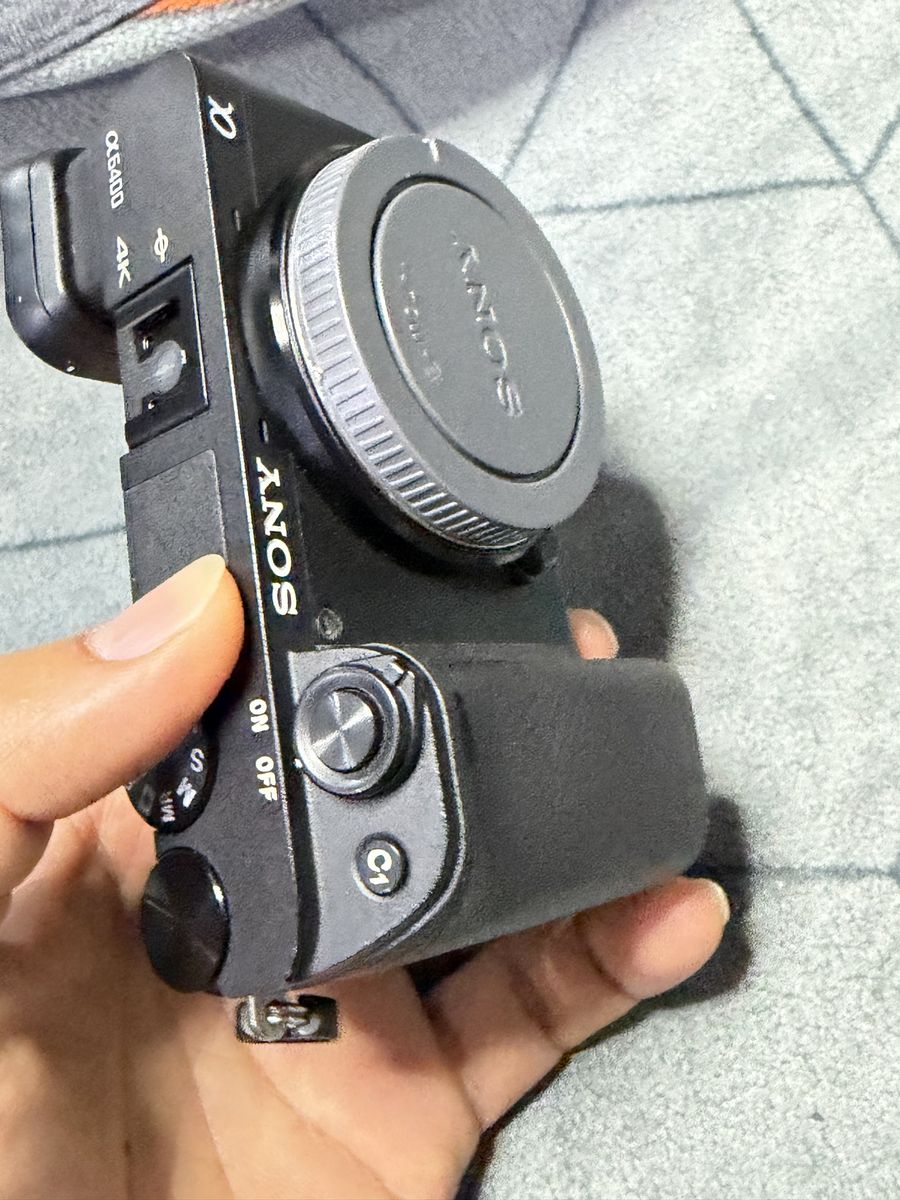 A6400 9.7k actuations 740$, lens 425$