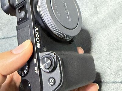 A6400 9.7k actuations 740$, lens 425$
